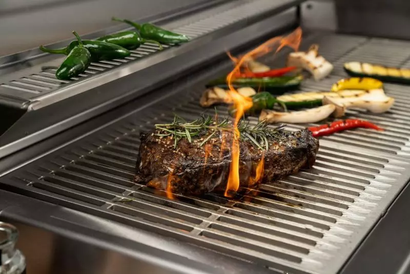 grille en fonte au dessus du brûleur de rotissage flammkraft