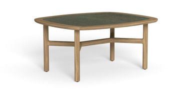 Table de jardin 4 personnes collection Jun – structure en teck naturel, plateau en grès vitrifié vert sauge, vue produit sur fond blanc.