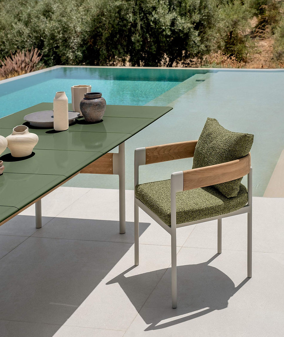 Détail table FLOW rectangulaire Talenti avec plateau vert et fauteuil assorti près d’une piscine