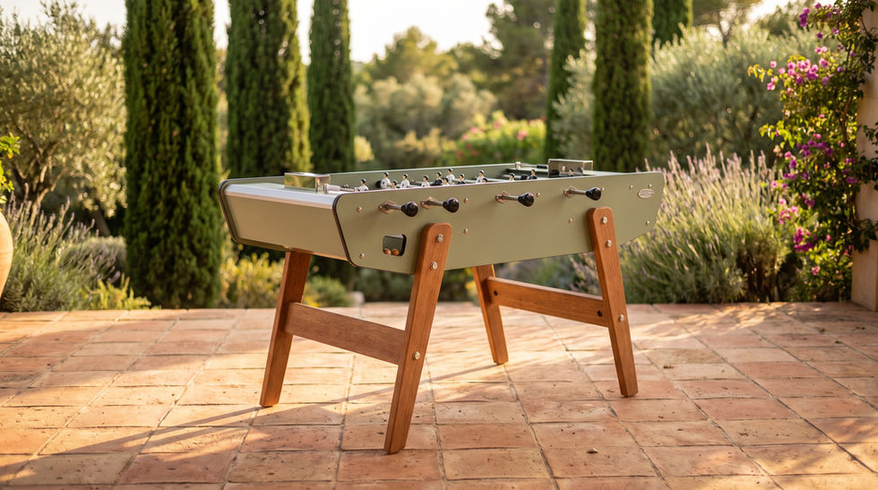 Baby-foot Stella Home Outdoor vert sauge sur terrasse en pierre avec jardin méditerranéen