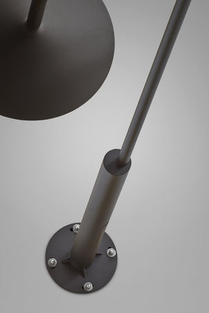 Base du lampadaire Fanalet F/300 Outdoor montrant son ancrage robuste pour installation en extérieur.