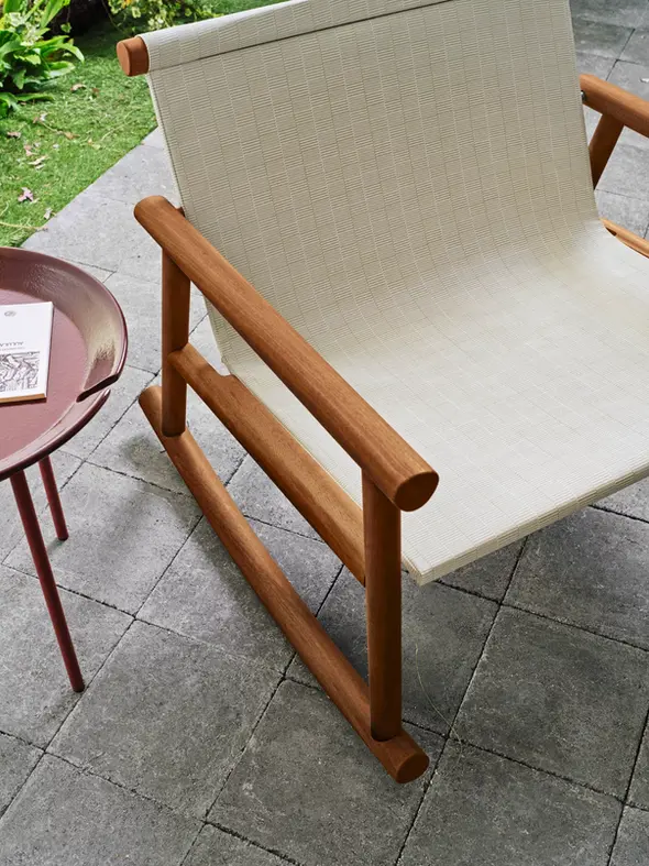 Zoom sur la structure en bois et le tissu technique du fauteuil HASHI 09.