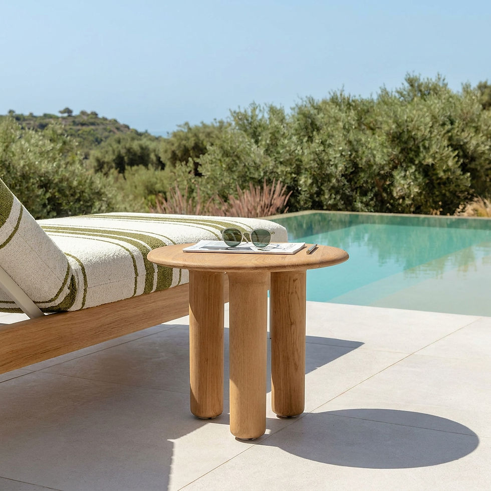 Table basse FLOW 50x52 Talenti en teck près d’une piscine avec bain de soleil rayé