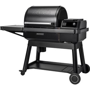 Traeger Ironwood avec grande capacité de cuisson et fonctions connectées avancées pour le fumage et la cuisson basse température.