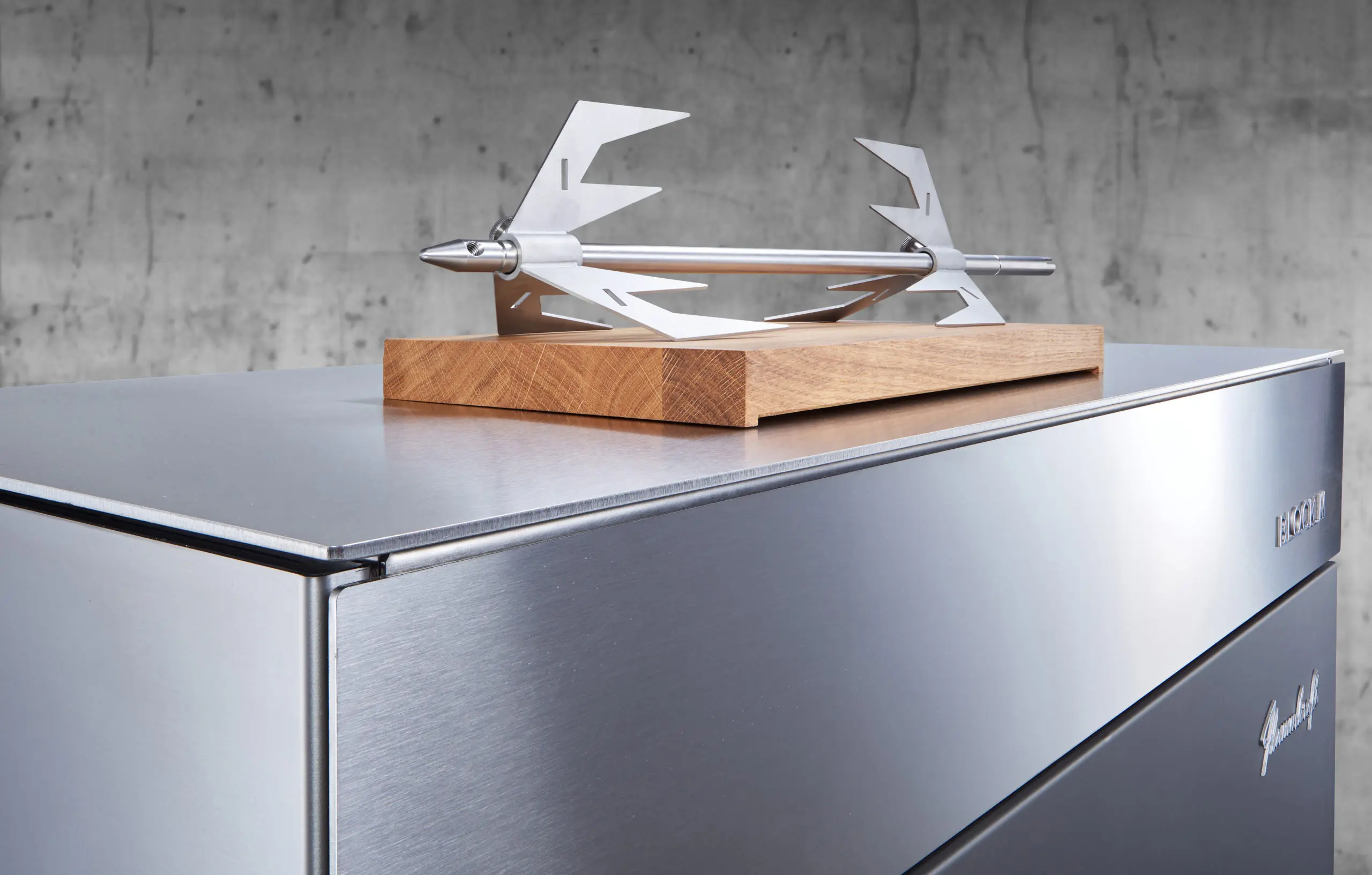 Zoom sur le brûleur wok intégré du barbecue Flammkraft Block D avec planche à découper en bois escamotable.