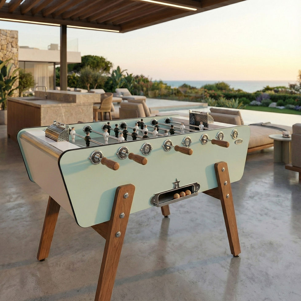 Baby-foot CHAMPION OUTDOOR vert amande installé sous pergola sur une terrasse moderne