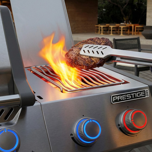 Barbecue Napoleon Prestige Pro 500 Connected avec brûleur arrière infrarouge, écran tactile LCD et boutons LED intelligents allumés pendant la cuisson.