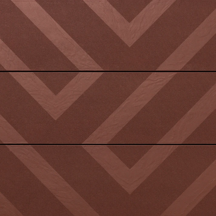 Coloris Jarrah de la terrasse Millboard Modello Linear, dans une teinte terracotta profonde au motif chevron texturé.