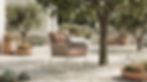 Fauteuil de jardin NEO MOMA Skyline Design dans un extérieur paysagé aux lignes contemporaines