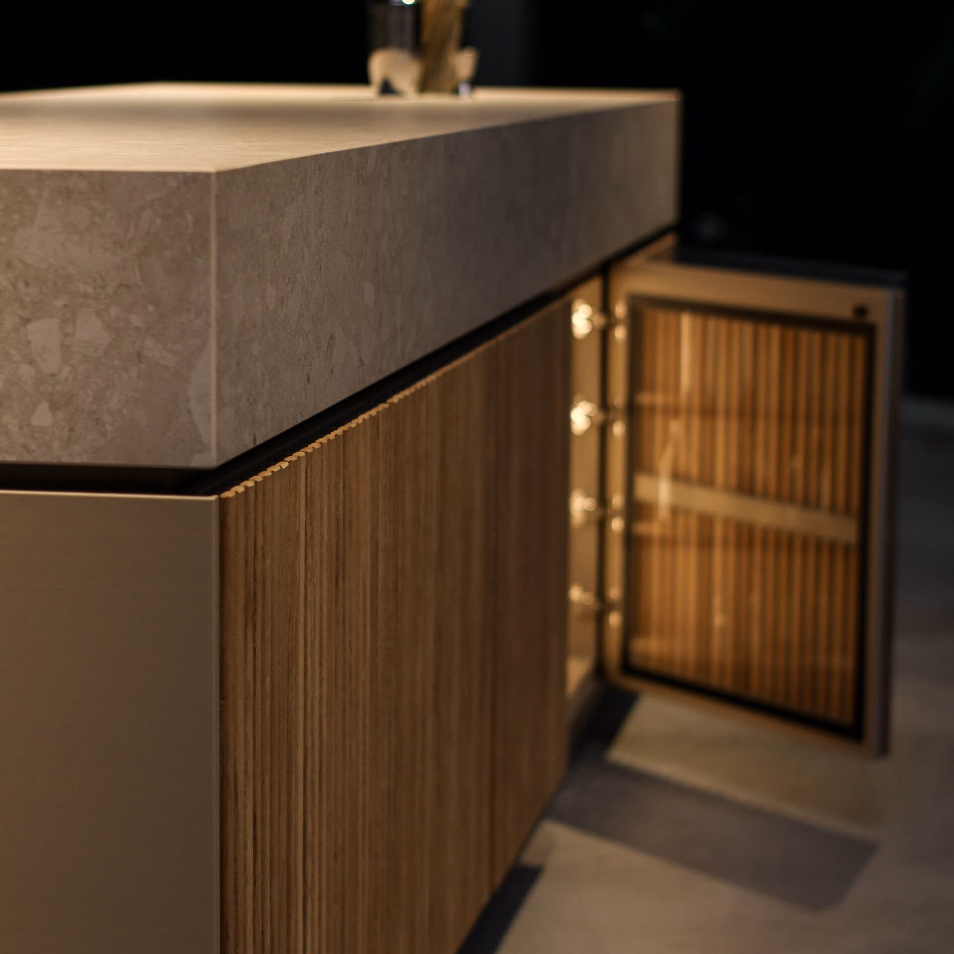 Porte vitrée du Floating Bar ouverte, révélant un éclairage intérieur discret et élégant derrière des lamelles en bois verticales.