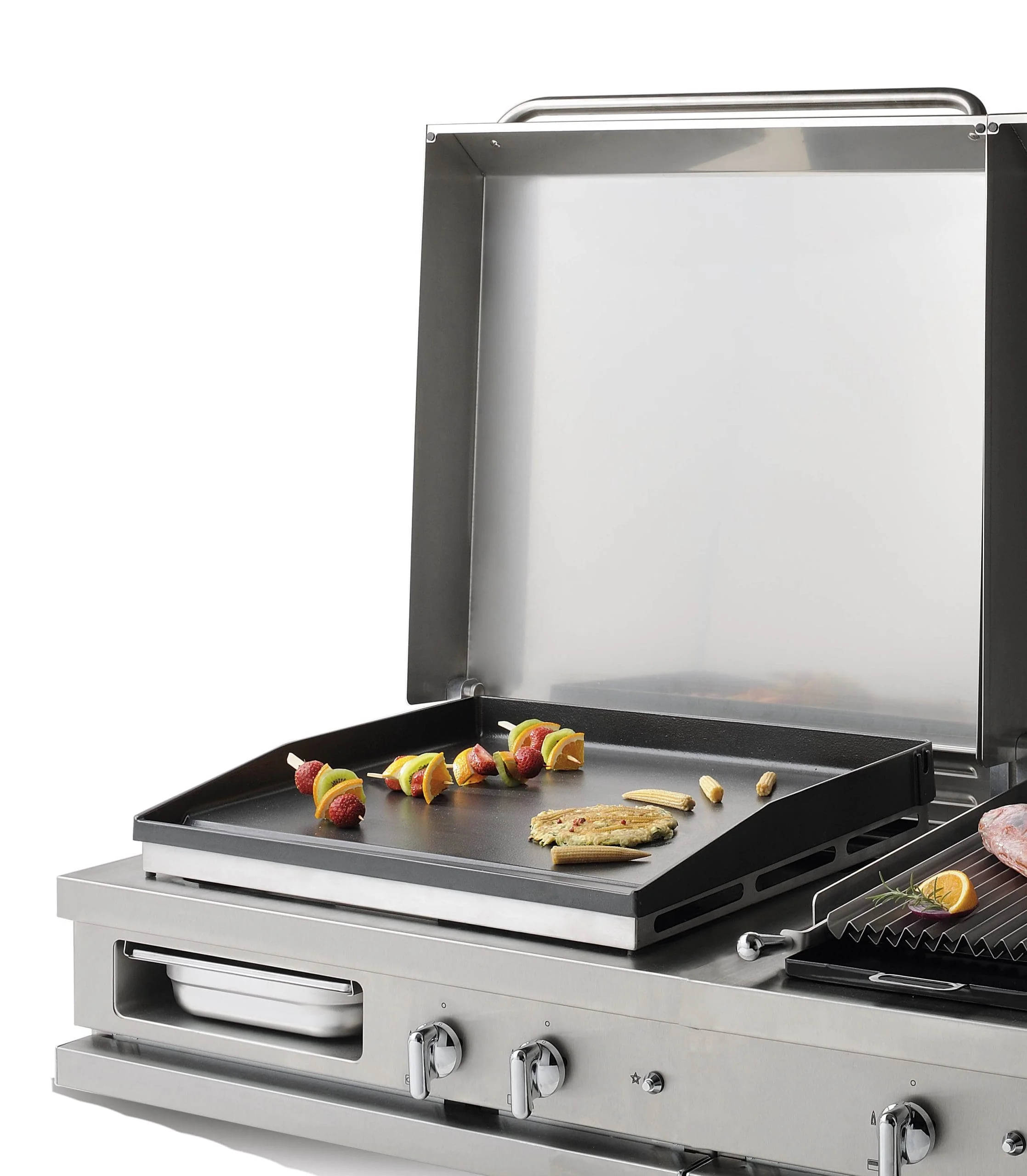 Plancha Lacanche Open’Cook en inox avec couvercle, brochettes en cuisson, module encastrable haut de gamme.