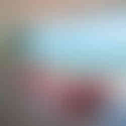 Espace lounge contemporain en bord de mer avec tapis extérieur rose à motifs, transats assortis et vue panoramique sur l’océan.