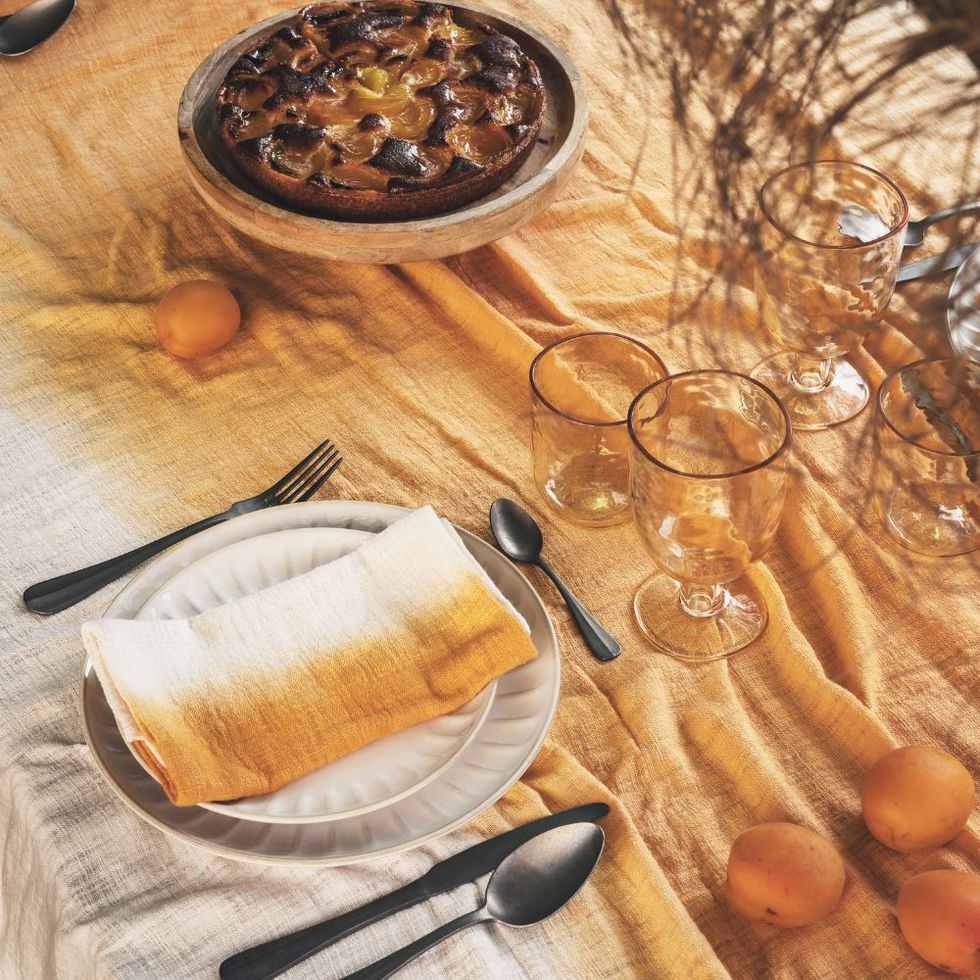 Détail de la nappe TARA Marigold Bed and Philosophy avec serviette assortie, couverts et abricots