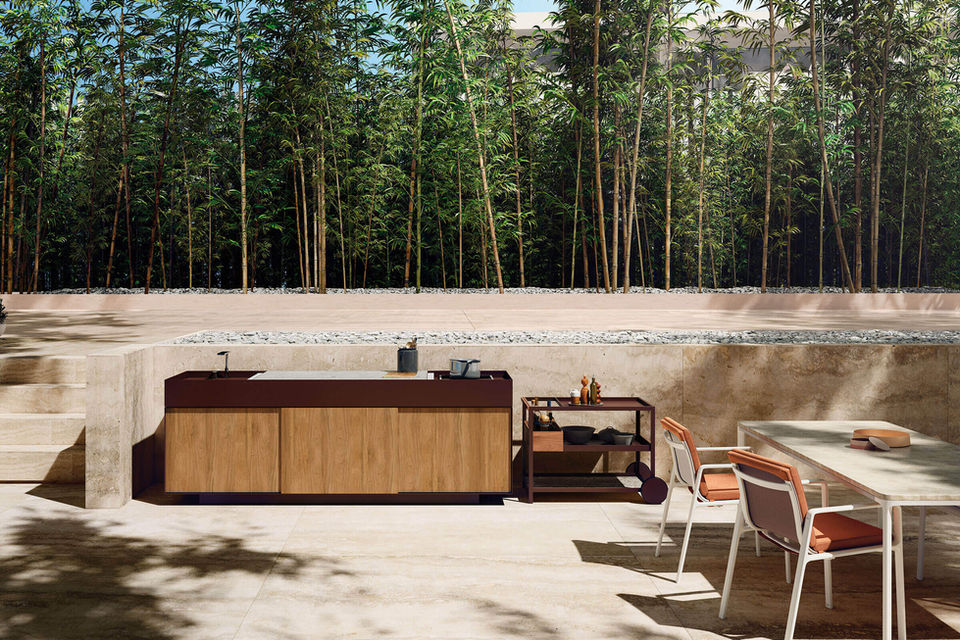 Cuisine extérieure modulable avec façades en bois, plan de travail raffiné et desserte mobile, installée dans un cadre naturel pour une expérience culinaire en plein air