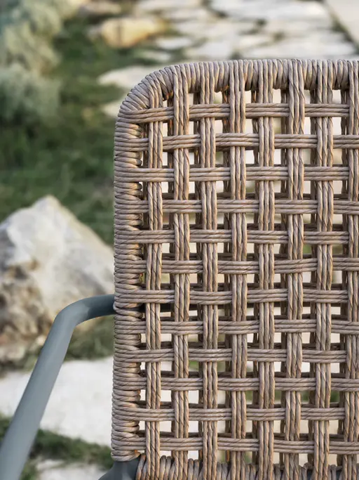 Zoom sur le dossier de la chaise STRAW et structure grise slate