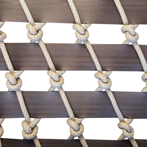 Détail de la structure tressée avec des lattes brun foncé et cordes grises.