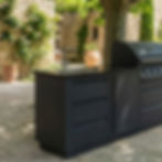 Meuble de rangement OASIS Napoleon à 2 tiroirs intégré dans une cuisine extérieure moderne avec barbecue encastré