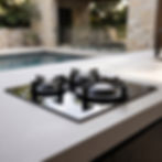 Table de cuisson gaz Fìama FEF 4532 SE Fògher intégrée dans un îlot de cuisine extérieure près d'une piscine