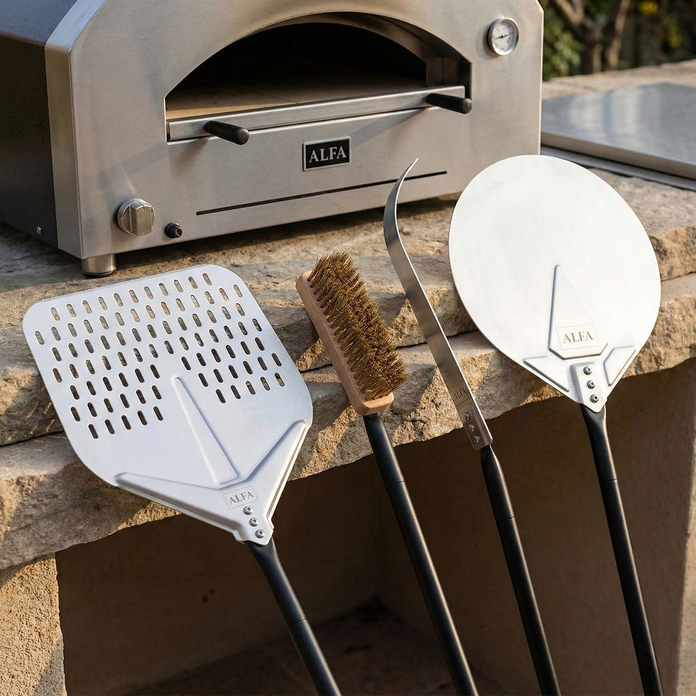 Outils du set de pelles ALFA Forni accrochés verticalement : brosse, tisonnier, pelle ronde et pelle perforée