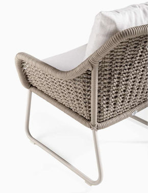 Détail du tressage en corde du fauteuil NEO MOMA Skyline Design et finition structure aluminium