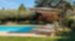 Parasols déportés Talenti ATHENA protégeant des bains de soleil au bord d'une piscine dans un jardin paysager provençal.