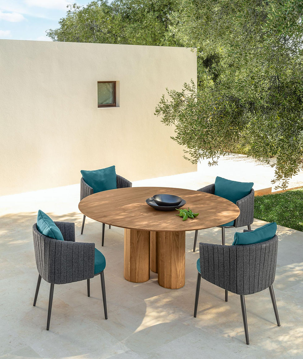 Table SALINAS Ø165 finition Accoya naturel avec coussins bleu pétrole - extérieur ensoleillé