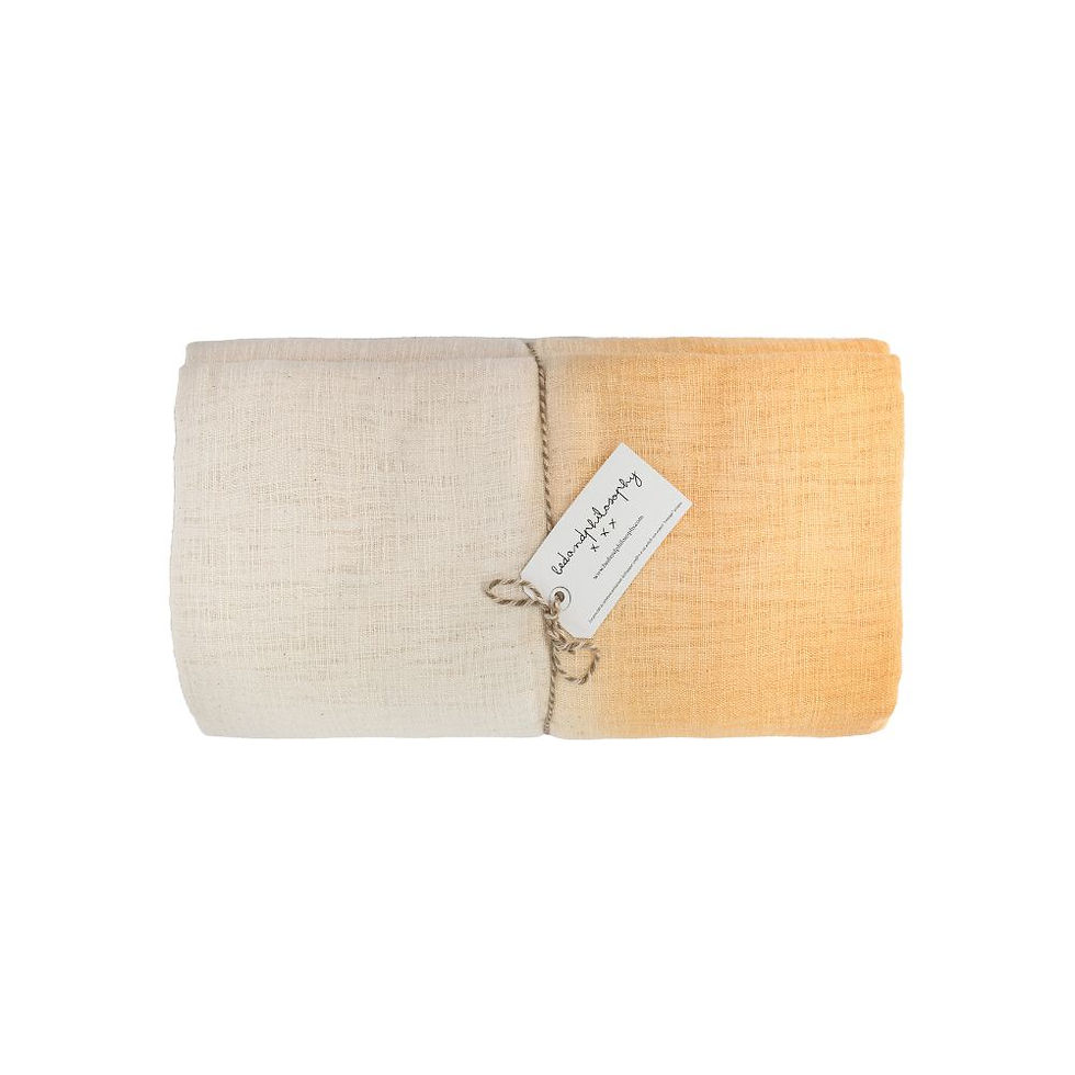 Nappe TARA Marigold Bed and Philosophy pliée, effet dégradé écru vers jaune, étiquette brodée de la marque