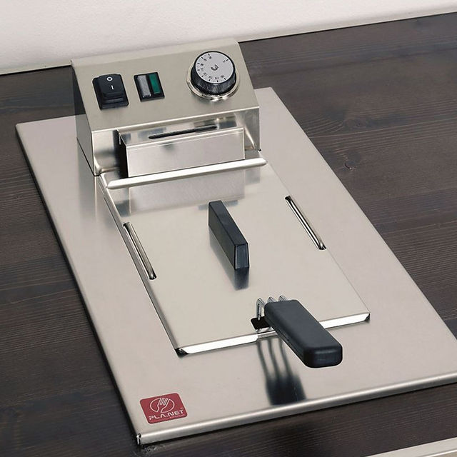 Friteuse inox Planet 8 L encastrée, couvercle fermé, thermostat et interrupteurs sur plan extérieur foncé.