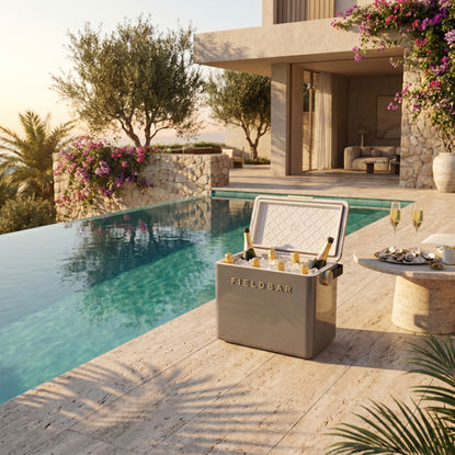 Glacière premium Fieldbar ouverte au bord d’une piscine contemporaine