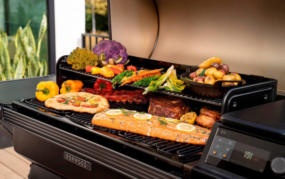 Surface de cuisson du barbecue Traeger Ironwood XL avec saumon, viande et légumes