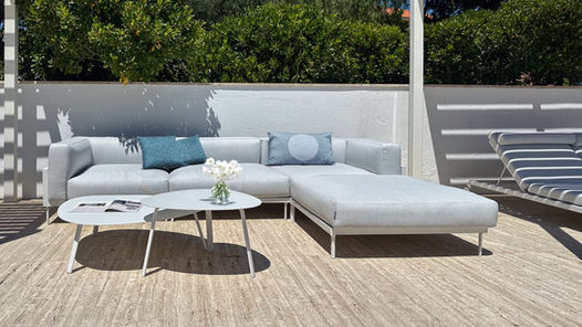 Canapé modulable Talenti CleoSoft Alu blanc-gris chiné et tables basses rondes sur terrasse en travertin, réalisation WAHO à Saint-Raphaël.