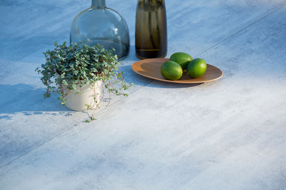 Détail plateau HPL effet béton ciré de la table bistro BASTINGAGE Les Jardins, matériaux haut de gamme extérieur