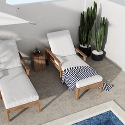 Bain de soleil en bois avec coussins blancs sur terrasse, parasol et ambiance minimaliste