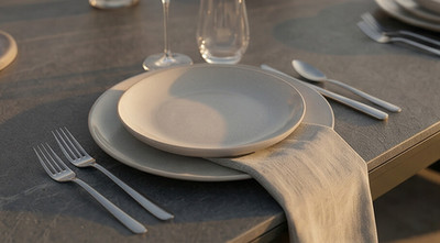 Détail du plateau en céramique de la table extérieure NOJARA dressée pour recevoir