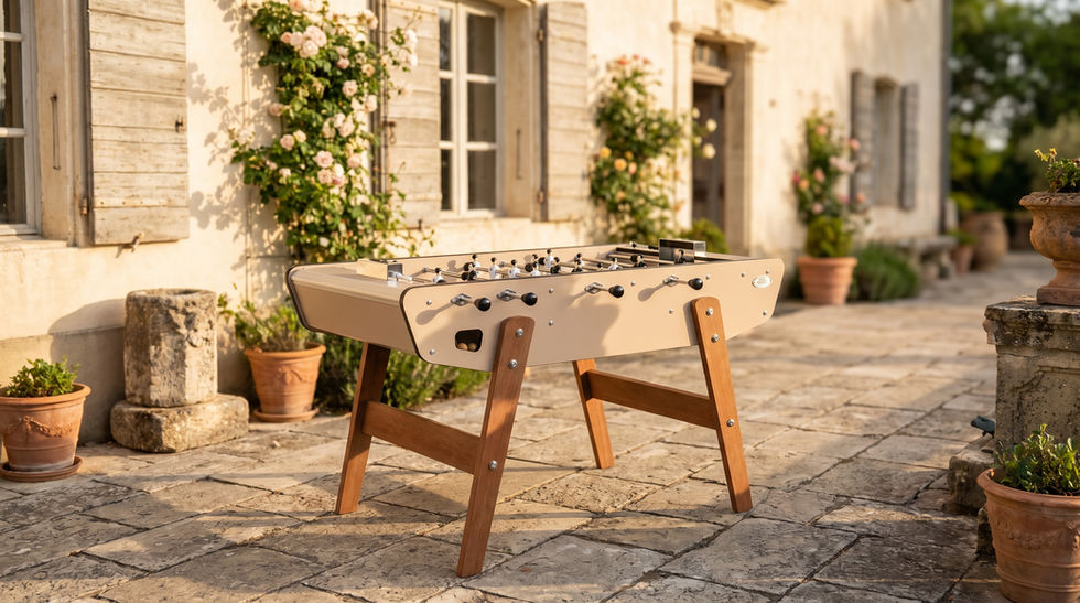 Baby-foot Stella Home Outdoor crème sur terrasse en pierre devant maison de campagne élégante