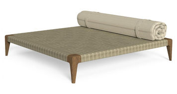 Pouf de jardin collection Cruise Teak – structure teck fumé, et matelas outdoor beiges, vue produit sur fond blanc.