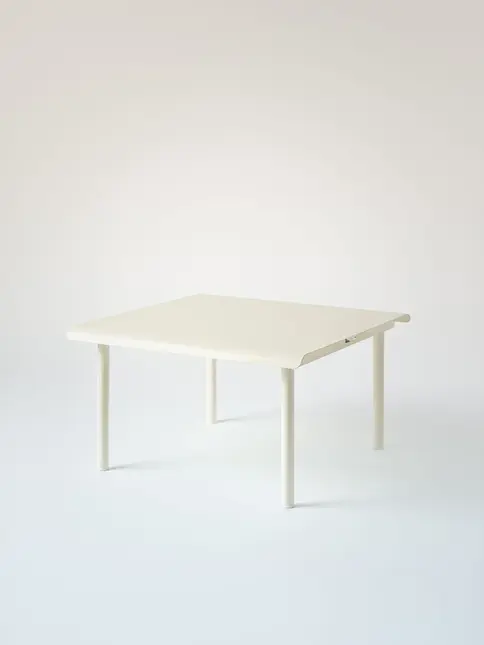 Table basse PATIO 75x75 Tolix, vue oblique du plateau carré, coloris Blanc Perlé