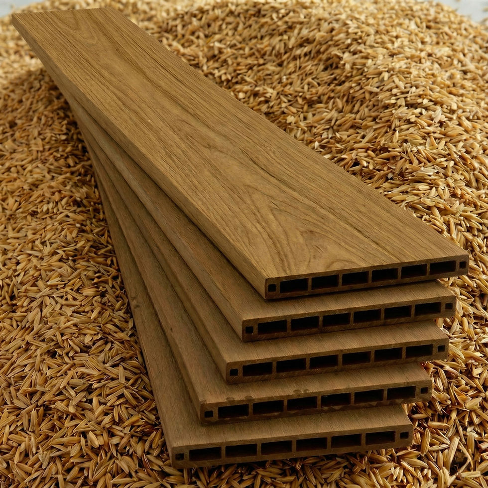 Lames de terrasse en composite à base de balles de riz empilées sur un lit d’enveloppes de riz, illustrant l’upcycling de déchets agricoles en matériau bois imputrescible.