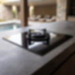 Table de cuisson gaz Fìama FEF 4514 SE Fògher intégrée dans un îlot de cuisine extérieure près d'une piscine