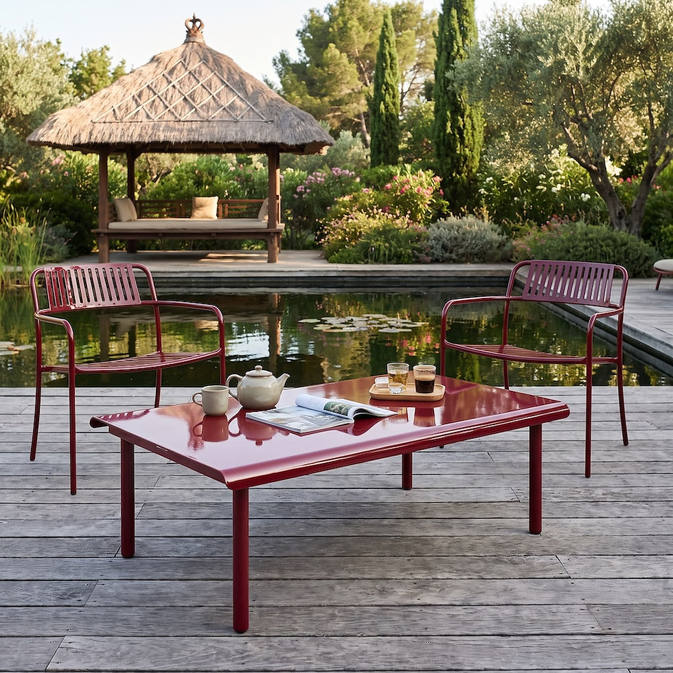 Table basse PATIO 110x70 Tolix, en situation avec deux fauteuils lounge PATIO au bord d'un bassin, thé et magazine