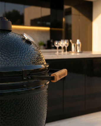 Détail de la poignée en bois et de la finition noire brillante du Big Green Egg The Onyx