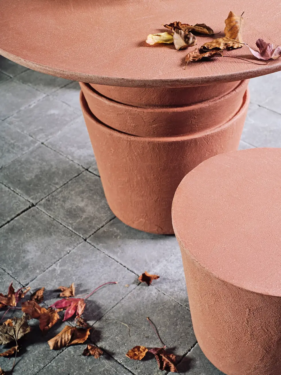 Zoom sur le plateau de la table Kasane en finition terracotta montrant la texture minérale.