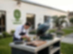 Atelier dégustation Big Green Egg se tenant devant le showroom de WAHO à Eyragues