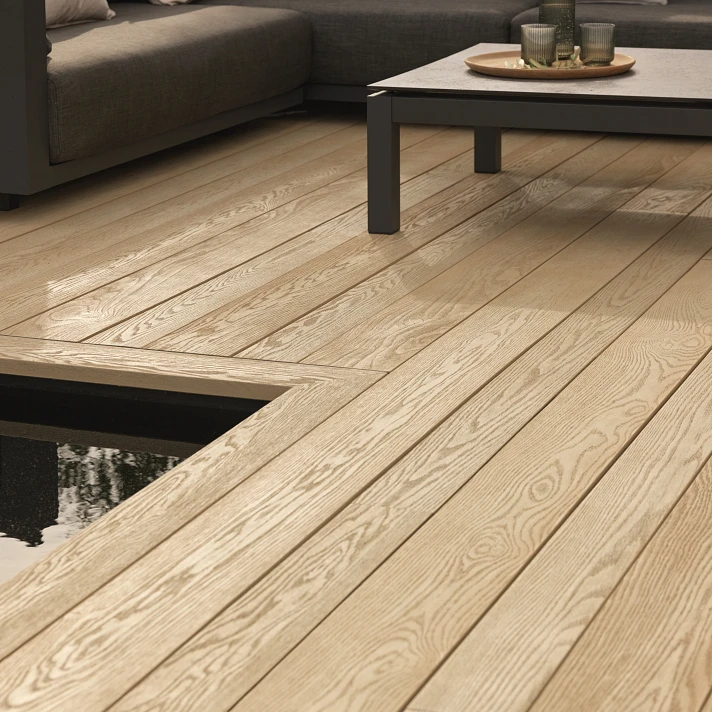 Terrasse extérieure en lames Millboard Enhanced Grain finition Ashwood, aménagée avec mobilier moderne – élégance et durabilité pour aménagements outdoor WAHO