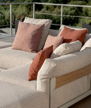 Gros plan sur les coussins et finitions du canapé FLOW Talenti