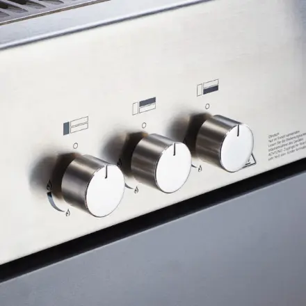 Gros plan sur les molettes de réglage du barbecue gaz Flammkraft Block D, finition inox brossé.
