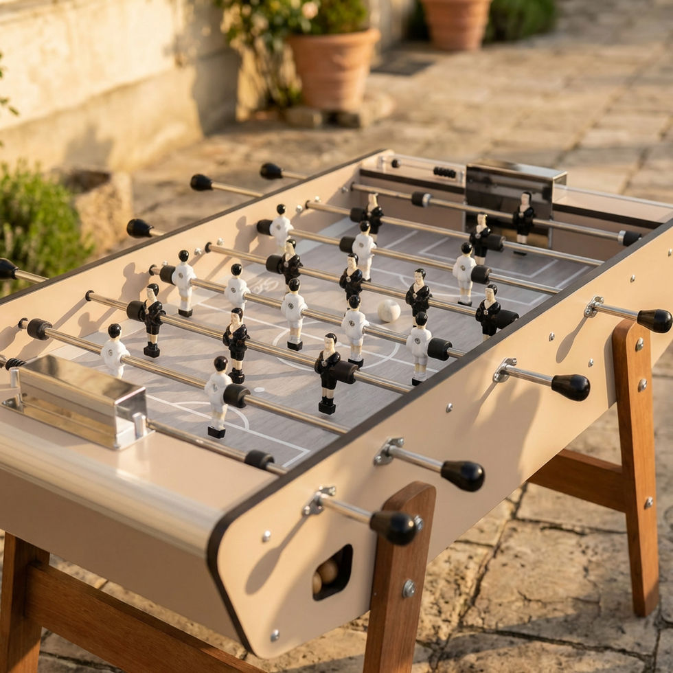 Vue rapprochée terrain de jeu baby-foot Stella outdoor crème avec joueurs aluminium