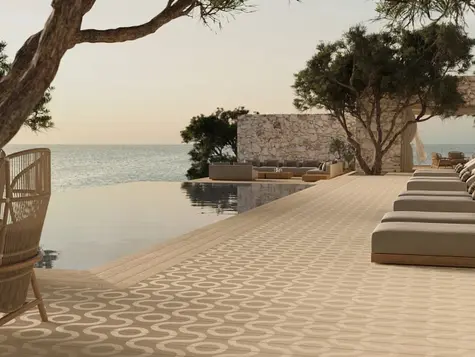 Terrasse en composite Millboard Modello avec motif Contour, au bord d’une piscine à débordement face à la mer, ambiance méditerranéenne haut de gamme