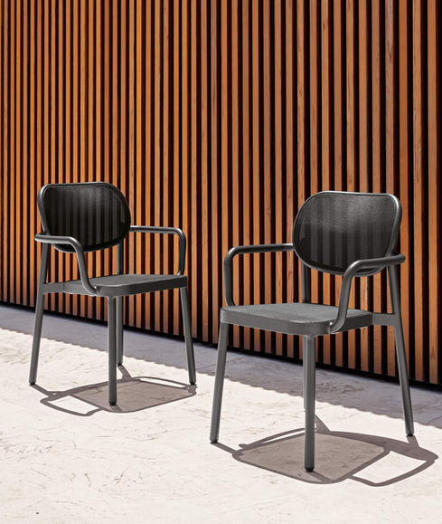 Chaises MEG Talenti noires avec accoudoirs – mises en scène sur terrasse design boisée