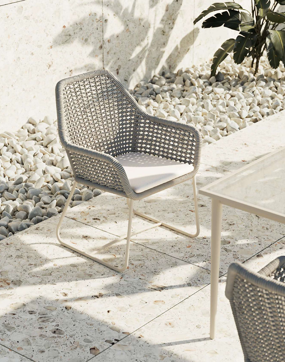 Chaise NEO MOMA Skyline Design installée sur une terrasse contemporaine avec structure aluminium et tressage beige